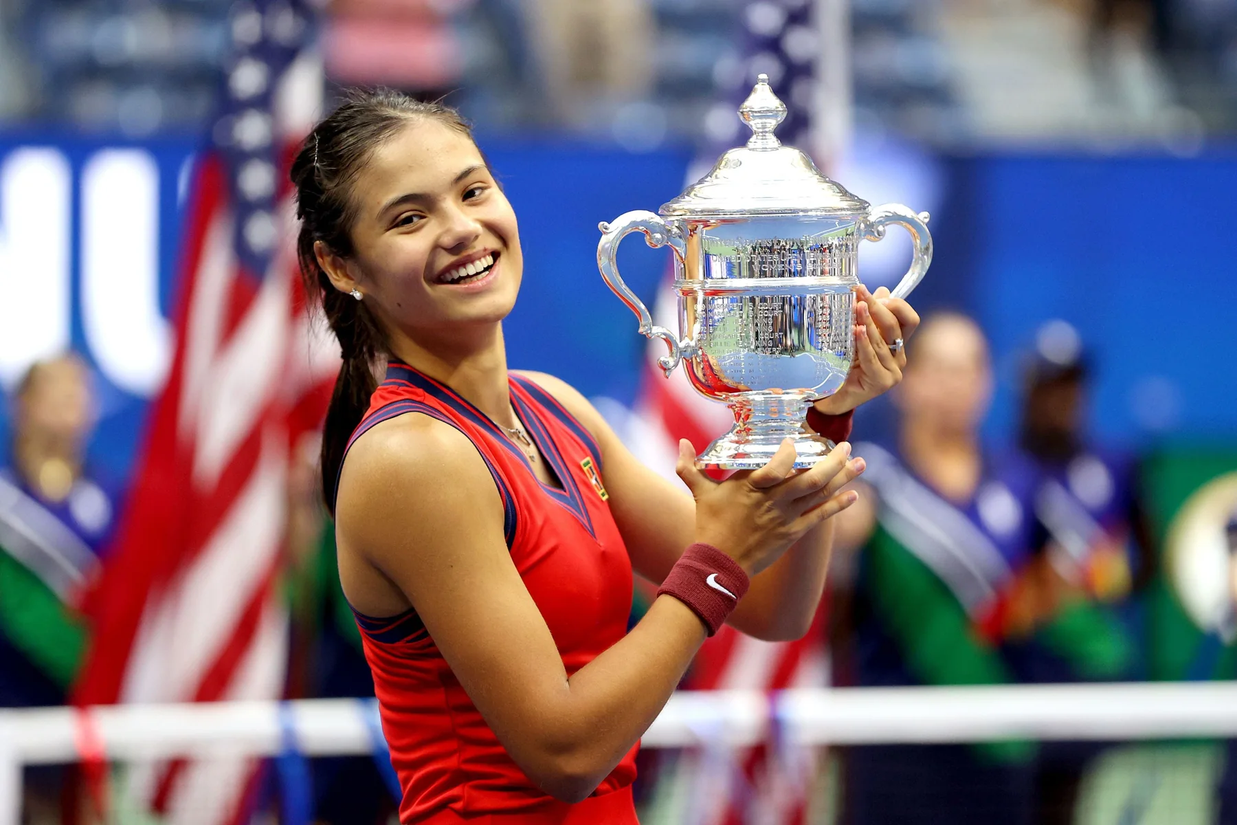 Emma Raducanu holding the 2021 US Open women's singles trophy