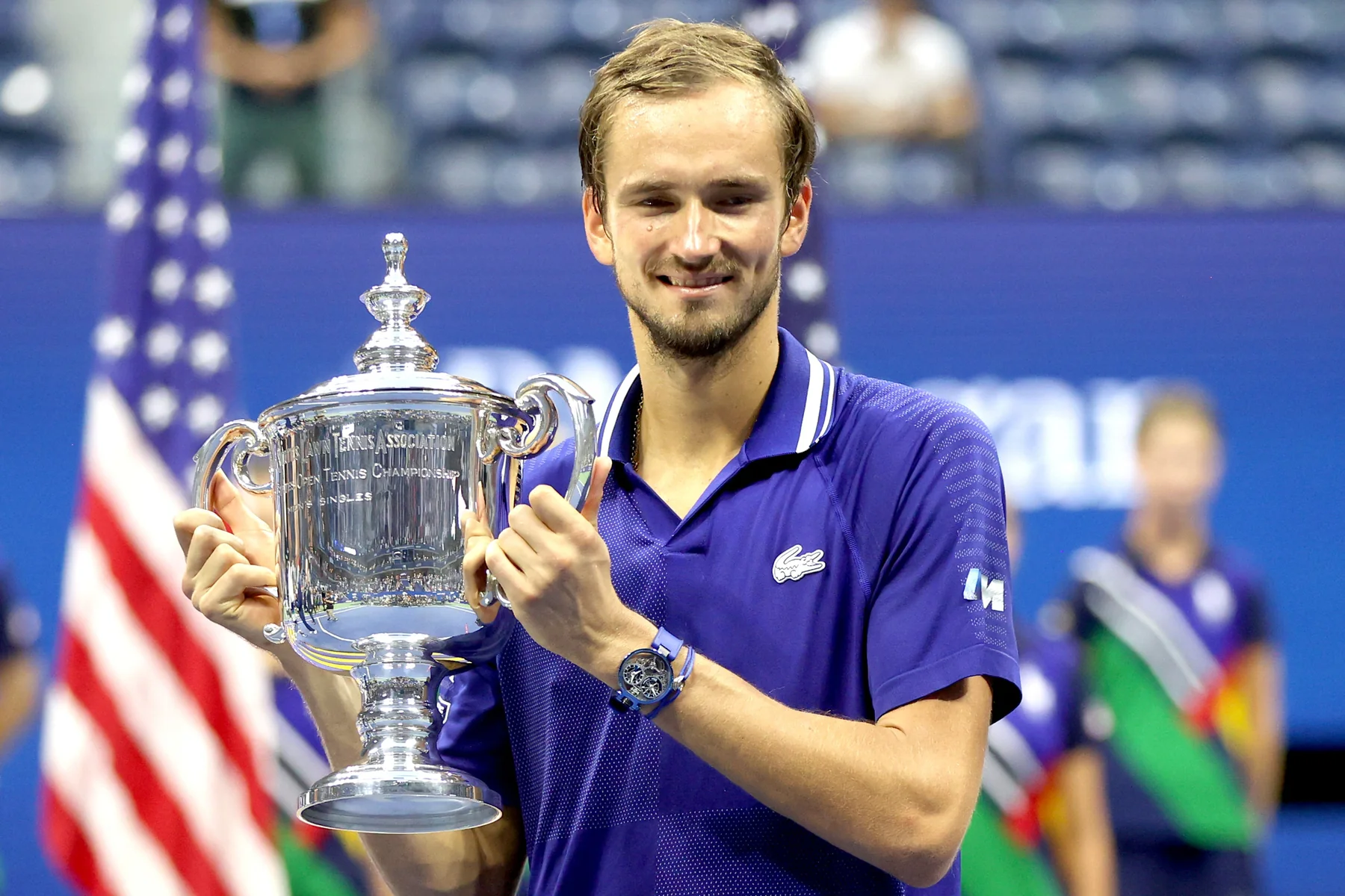Daniil Medvedev raising the 2021 US Open men's singles trophy