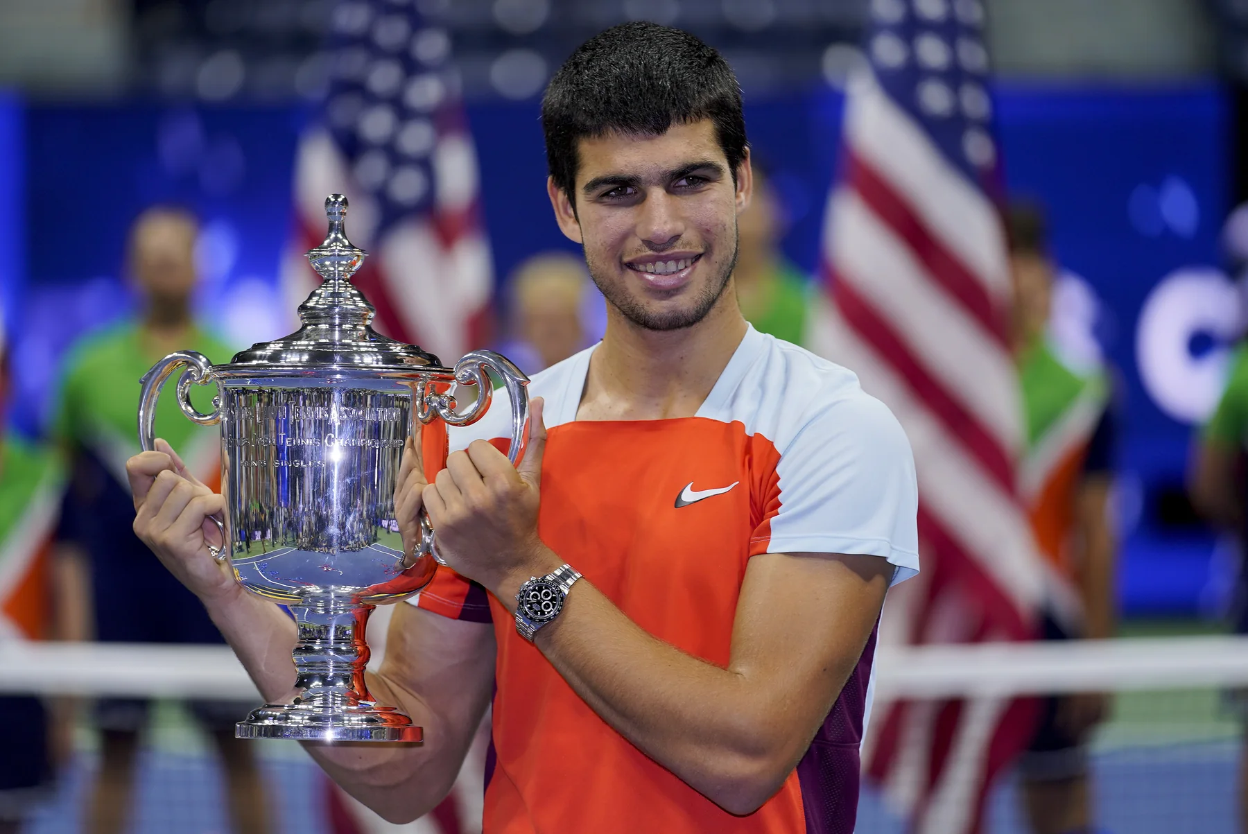 Carlos Alcaraz holding the 2022 US Open men's singles trophy