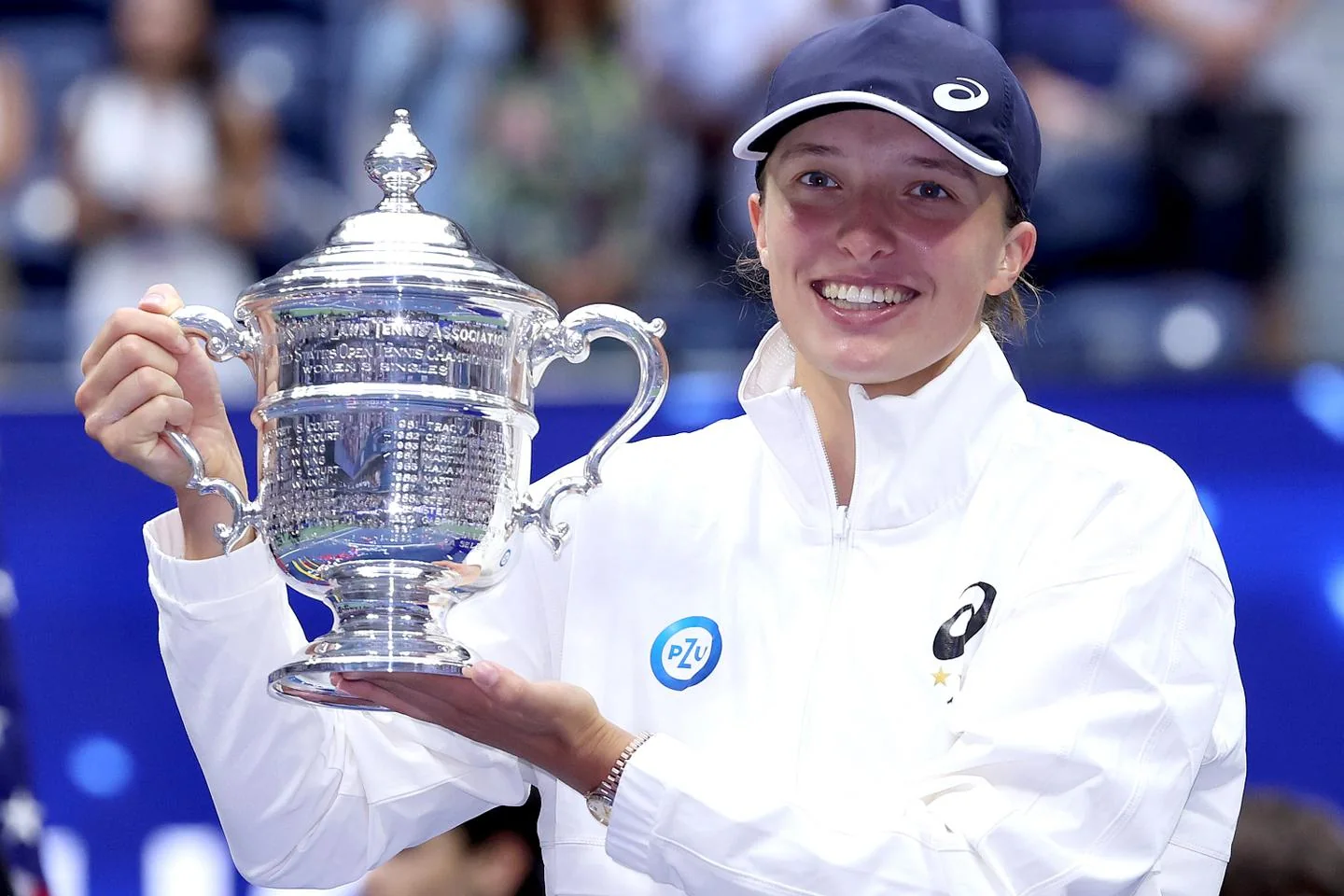 Iga Swiatek raising the 2022 US Open women's singles trophy