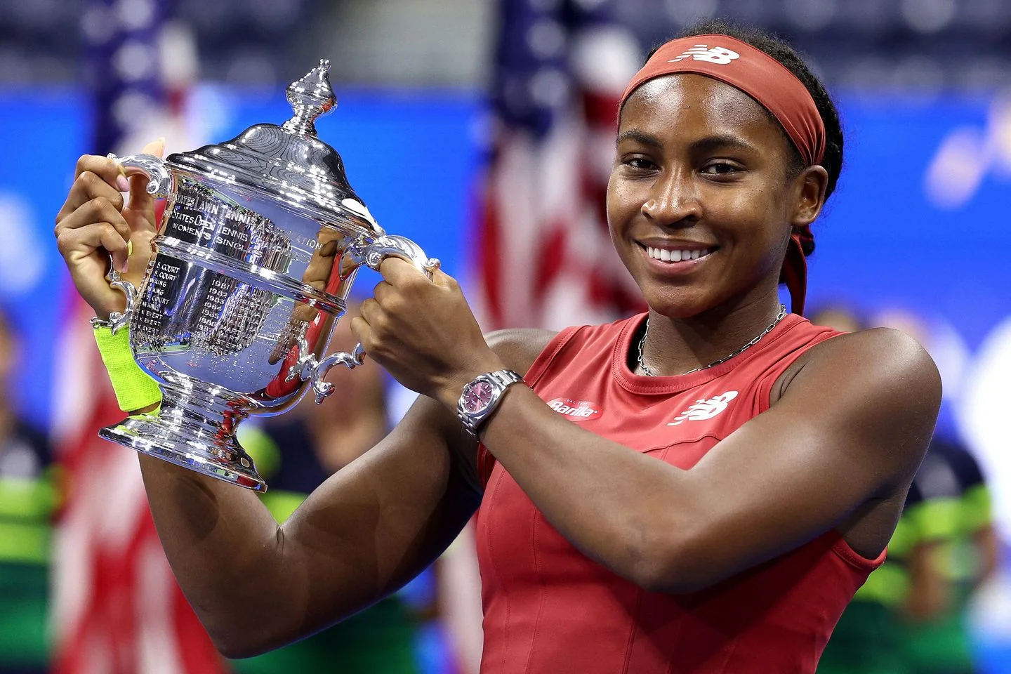 Coco Gauff raising the 2023 US Open women's singles trophy