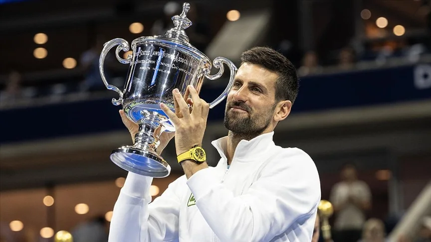 Novak Djokovic lifting the 2023 US Open men's singles trophy